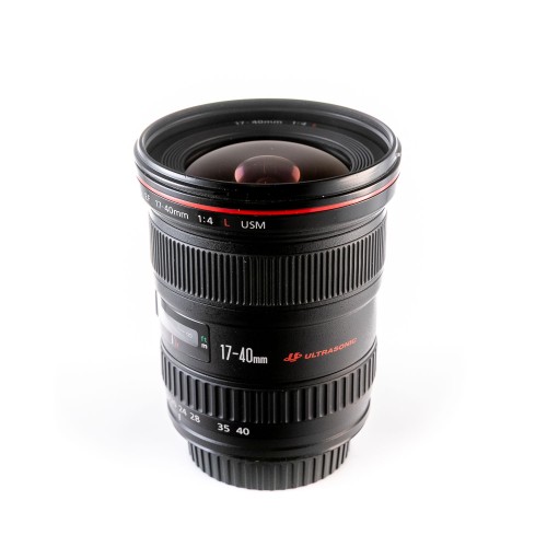 CANON EF 17-40mm f/4 L USM...