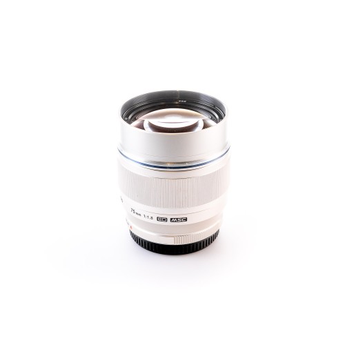 OLYMPUS M.ZUIKO 75mm f/1.8...