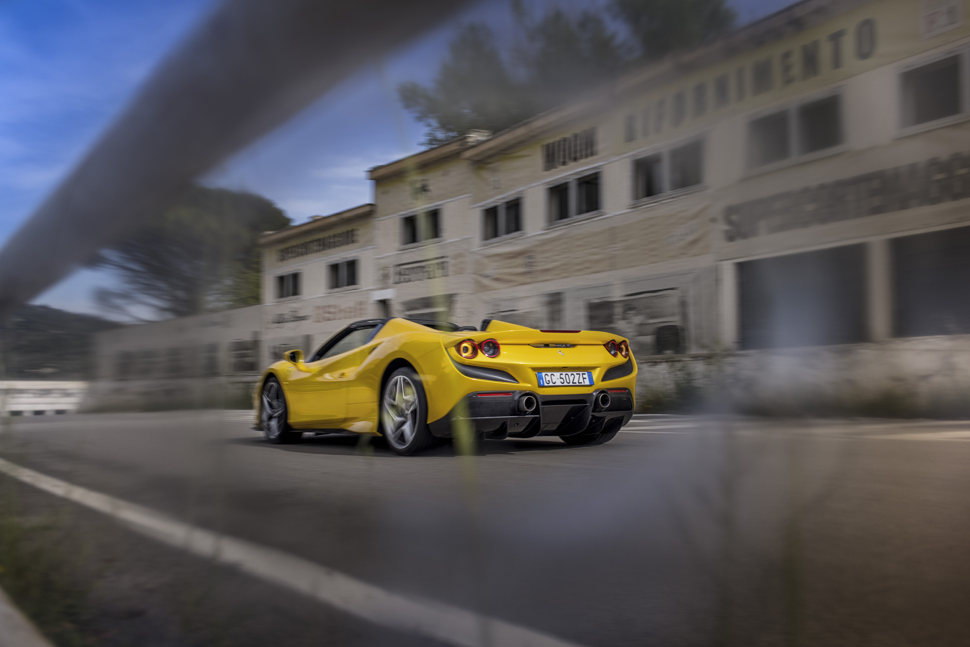 Con la nuova Canon R5 all'inseguimento di una Ferrari